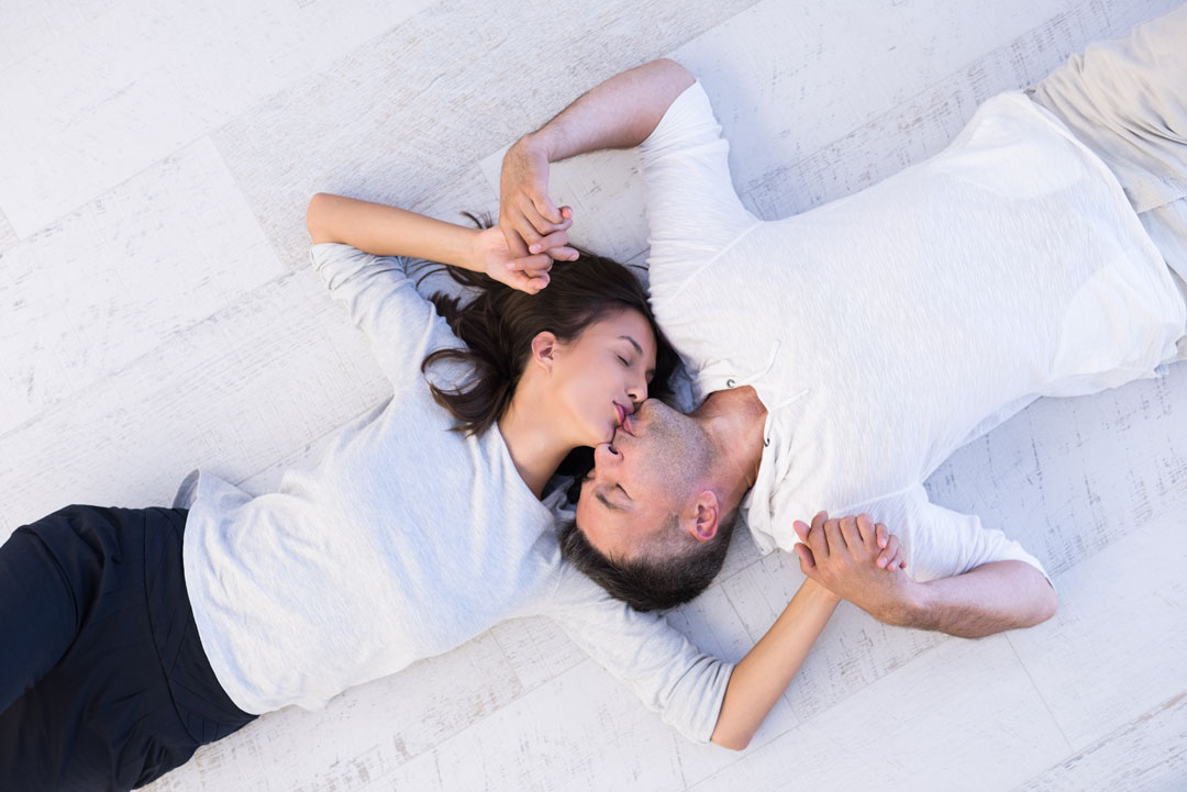 Pareja-beso-suelo-web Pareja-beso-suelo-web
