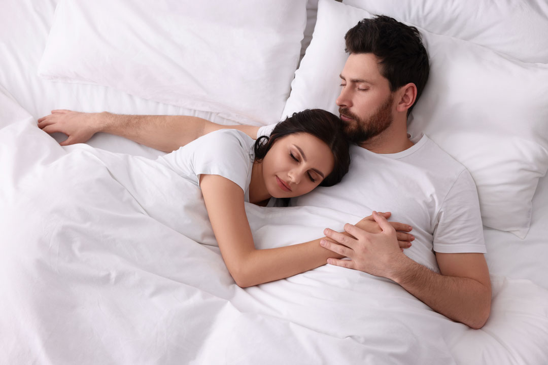 Pareja-durmiendo-feliz-1-web Pareja-durmiendo-feliz-1-web